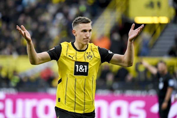 Ảnh: Schlottbeck dự kiến ​​sẽ trở lại sau 4 tuần nữa và Dortmund sẽ nói chuyện với anh ấy về việc tăng lương và gia hạn hợp đồng